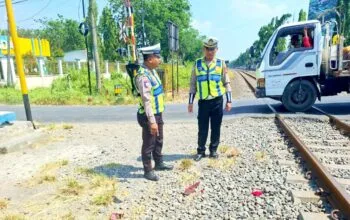 Terobos Perlintasan Kereta, Pengendara Scoopy Luka-Luka di Lamongan