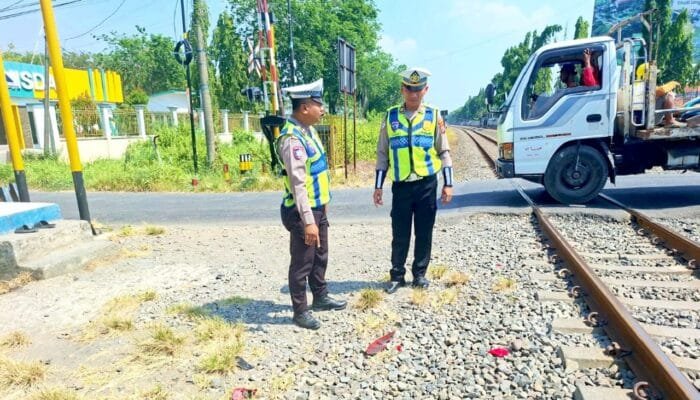 Terobos Perlintasan Kereta, Pengendara Scoopy Luka-Luka di Lamongan