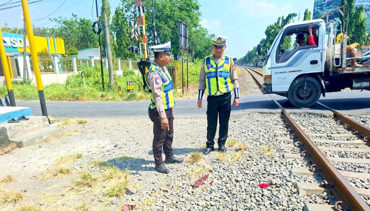 Terobos Perlintasan Kereta, Pengendara Scoopy Luka-Luka di Lamongan img 20260708 wa0029