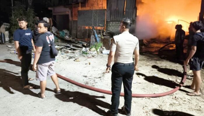Gudang Rosokan di Lamongan Terbakar, Aksi Cepat Polisi dan Damkar Cegah Bencana Lebih Besar