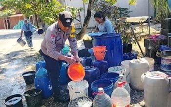 Polsek Ngambon Bantu Warga Bojonegoro Hadapi Krisis Air Bersih