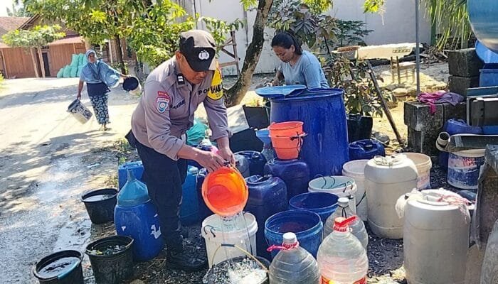 Polsek Ngambon Bantu Warga Bojonegoro Hadapi Krisis Air Bersih