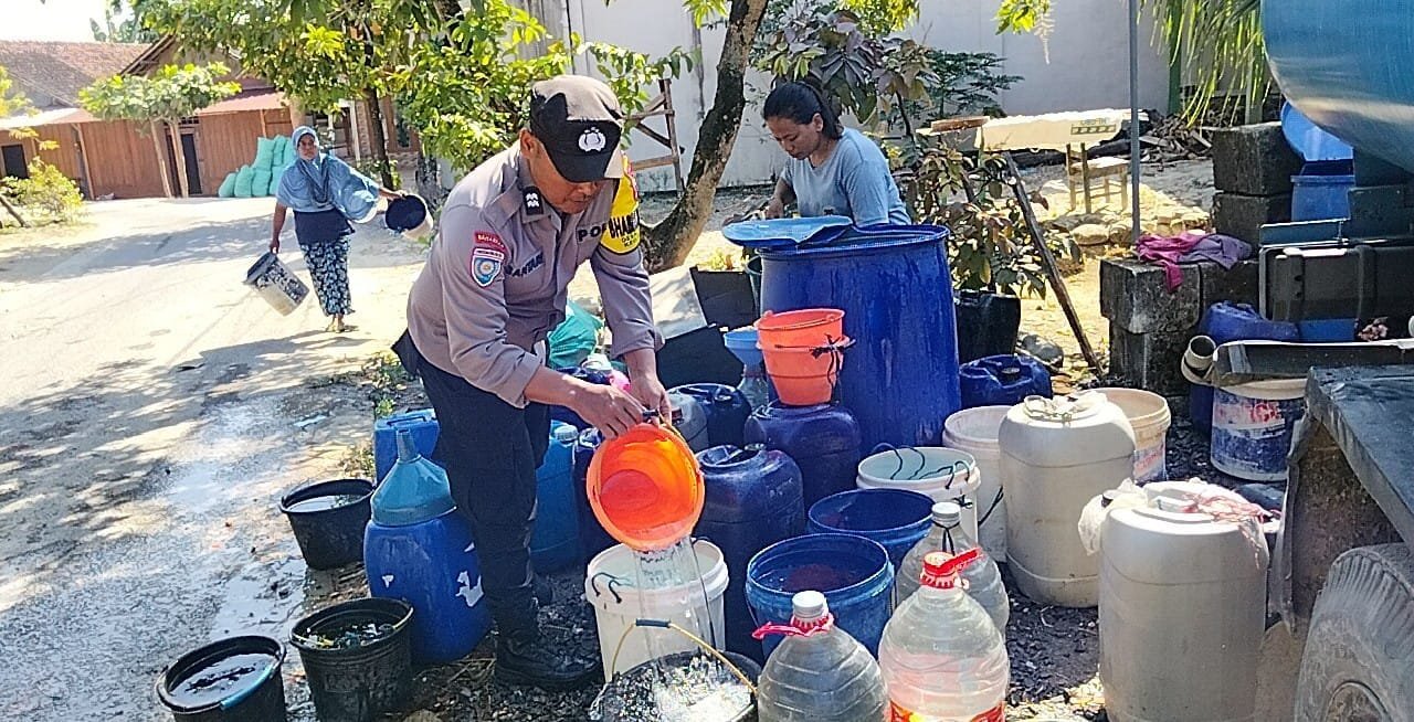 Polsek Ngambon Bantu Warga Bojonegoro Hadapi Krisis Air Bersih img 20260711 wa0000