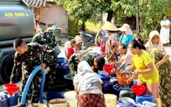 Yonif TP-885 BP Turun Tangan Bantu Warga Bakulan Bojonegoro Hadapi Krisis Air Bersih