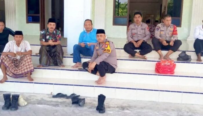 Dekatkan Diri dengan Warga, Kapolsek Balen Gelar Safari Jumat di Balenrejo Bojonegoro