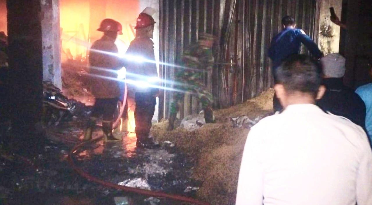 Kebakaran Besar di Pasar Agrobis Babat Lamongan, Penyebab Masih Misterius img 20260713 wa0042
