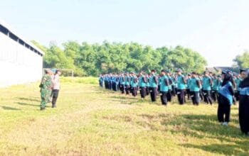 Tanamkan Disiplin Sejak Dini, Polisi Latih PBB Siswa SMPN 1 Kanor Bojonegoro img 20260714 wa0062