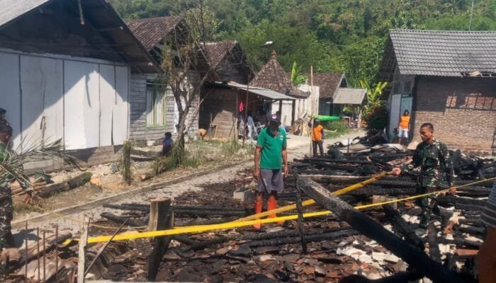 Kebakaran di Temayang Bojonegoro, Prajurit Belibis Putih Bantu Padamkan Api