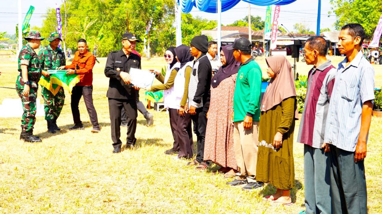 200 Paket Sembako dari BPR Bojonegoro Warnai Pembukaan TMMD 129 di Desa Kesongo img 20260716 wa0021