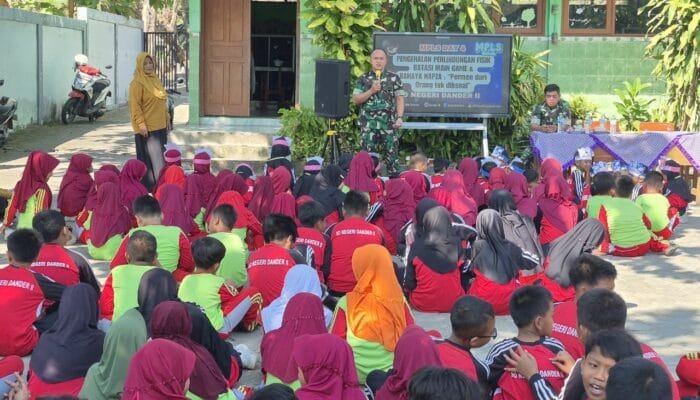 Yonif YTP 885 Hadir di SDN 2 Dander Bojonegoro, Tanamkan Disiplin Sejak Dini