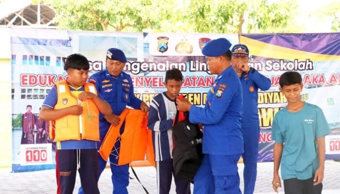Satpolairud Lamongan Ajarkan 5 Teknik Penyelamatan Air kepada Santri