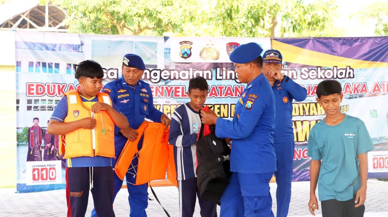 Satpolairud Lamongan Ajarkan 5 Teknik Penyelamatan Air kepada Santri img 20260716 wa0089