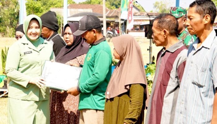 Tak Hanya TNI, Persit Juga Bergerak Sukseskan TMMD 129 Bojonegoro