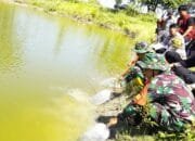 Bukan Sekedar Bangun Jalan, TMMD 129 Bojonegoro Kini Perkaya Embung dengan Ribuan Ikan