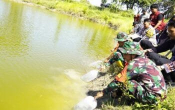 Bukan Sekedar Bangun Jalan, TMMD 129 Bojonegoro Kini Perkaya Embung dengan Ribuan Ikan