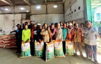 Tak Ingin Panen Gagal, DKPP Bojonegoro Kawal Distribusi Pupuk hingga ke Kelompok Tani img 20260718 wa0008