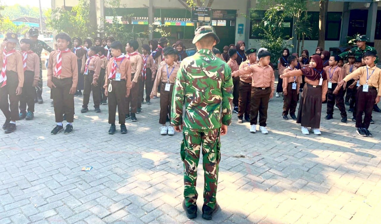 TMMD 129 Bojonegoro Hadir di Sekolah, TNI Tanamkan Disiplin dan Jiwa Kebangsaan pada Siswa img 20260718 wa0029