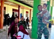 Momen Sederhana yang Menyentuh, Satgas TMMD 129 Bojonegoro Curi Perhatian Anak-Anak Kesongo
