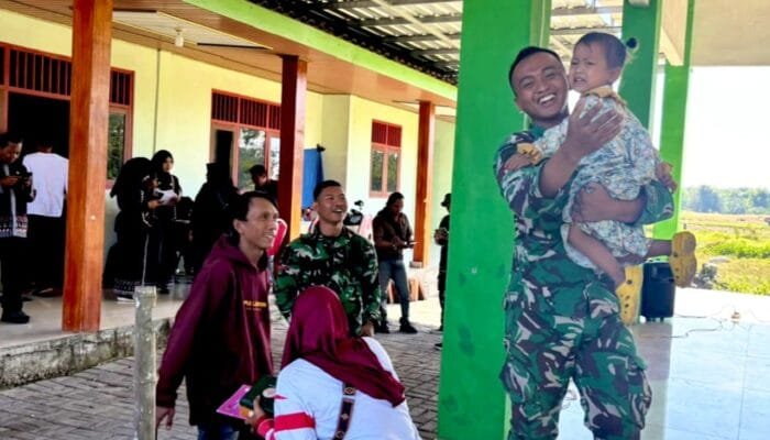 Momen Sederhana yang Menyentuh, Satgas TMMD 129 Bojonegoro Curi Perhatian Anak-Anak Kesongo