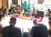 Tak Hanya Bangun Jalan, Satgas TMMD 129 Bojonegoro Juga Bangun Kedekatan dengan Warga