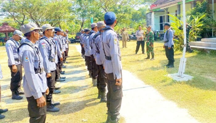 Linmas Kesongo Digembleng TNI, Siap Jaga Keamanan Selama TMMD 129 Bojonegoro