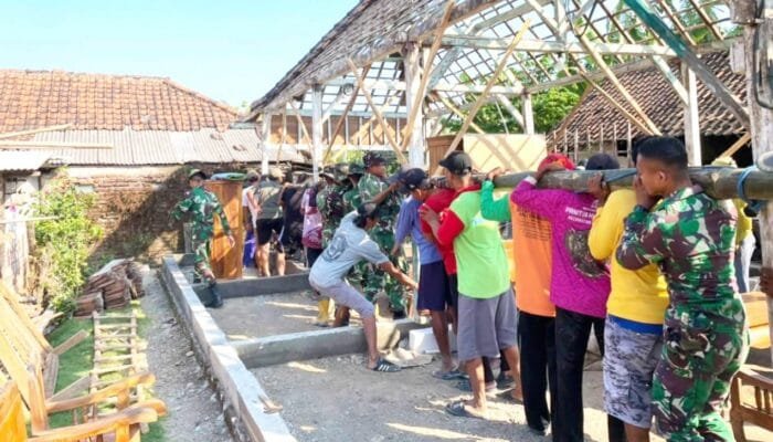 Gotong Royong Jadi Kekuatan, TMMD 129 Bojonegoro Ubah Rumah Samijan di Desa Kesongo