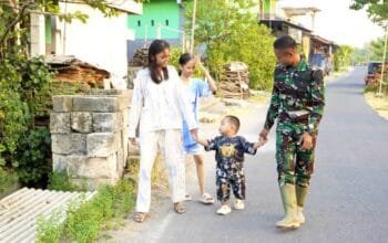 Sentuh Hati Warga, Satgas TMMD 129 Bojonegoro Ciptakan Keakraban di Desa Kesongo img 20260720 wa0016
