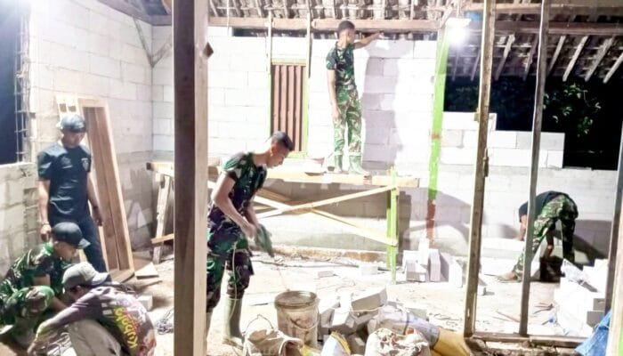 TMMD 129 Bojonegoro Kebut Renovasi RTLH, Prajurit TNI Lembur Bersama Warga