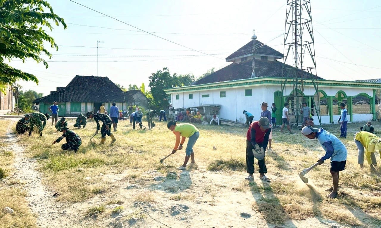 Aksi Mulia Satgas TMMD 129 Bojonegoro, Halaman Masjid Krebet Kesongo Kini Bersih dan Nyaman img 20260720 wa0033