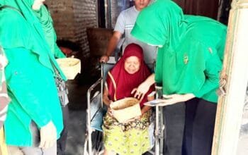 Persit Yonif TP 885 Belibis Putih Tebar Kepedulian, Warga Bojonegoro Sekitar Markas Terima Bantuan Telur img 20260721 wa0048