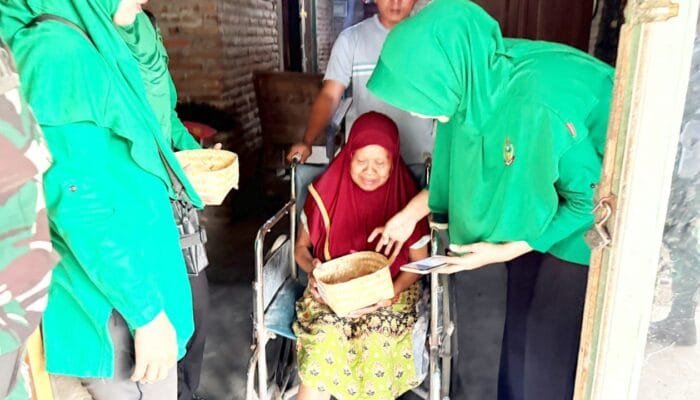 Persit Yonif TP 885 Belibis Putih Tebar Kepedulian, Warga Bojonegoro Sekitar Markas Terima Bantuan Telur