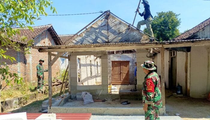 Senyum Saelah Pecah, Rumahnya Direhab Satgas TMMD 129 Bojonegoro
