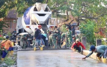 Satgas TMMD 129 Bojonegoro Pacu Pembangunan Jalan Cor 550 Meter di Kesongo