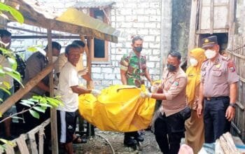 Aksi Kapolsek Modo Lamongan Saat Evakuasi Warga Meninggal Dunia