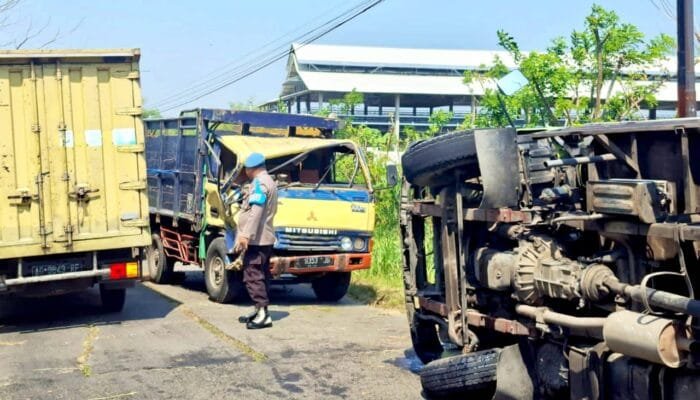 Tabrakan Dua Truk di Lamongan, Polisi Evakuasi Korban dan Kendaraan