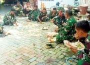 Makan Lesehan di Tengah Pekerjaan, Satgas TMMD Bojonegoro Perkuat Soliditas Tim