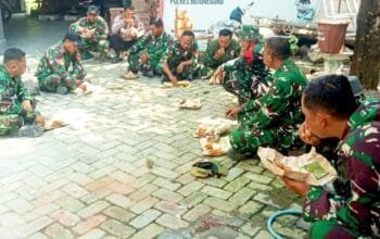 Makan Lesehan di Tengah Pekerjaan, Satgas TMMD Bojonegoro Perkuat Soliditas Tim