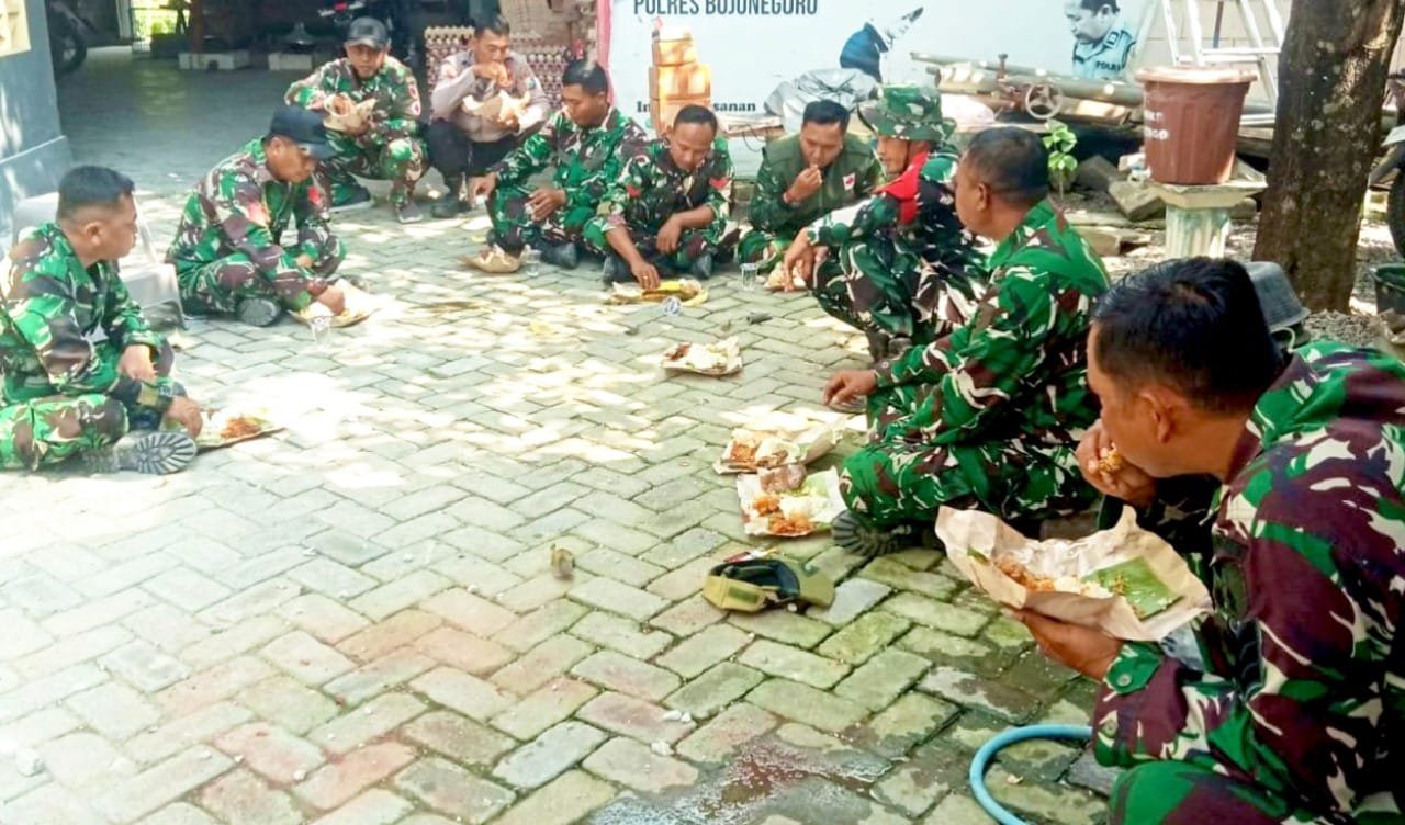 Makan Lesehan di Tengah Pekerjaan, Satgas TMMD Bojonegoro Perkuat Soliditas Tim img 20260723 wa0042