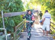 Babinsa Kesongo Angkat Material Jembatan, Kobarkan Semangat Gotong Royong di TMMD Bojonegoro