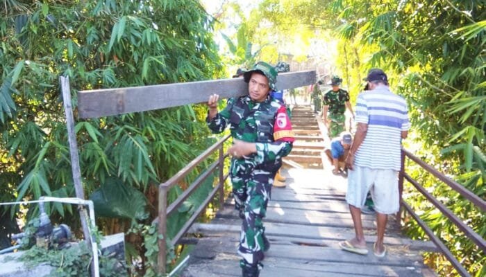 Babinsa Kesongo Angkat Material Jembatan, Kobarkan Semangat Gotong Royong di TMMD Bojonegoro