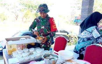 Lettu Purnomo Belajar Bikin Donat Bersama Warga, Suasana TMMD Bojonegoro Makin Akrab