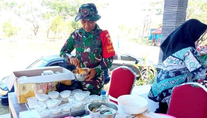 Lettu Purnomo Belajar Bikin Donat Bersama Warga, Suasana TMMD Bojonegoro Makin Akrab