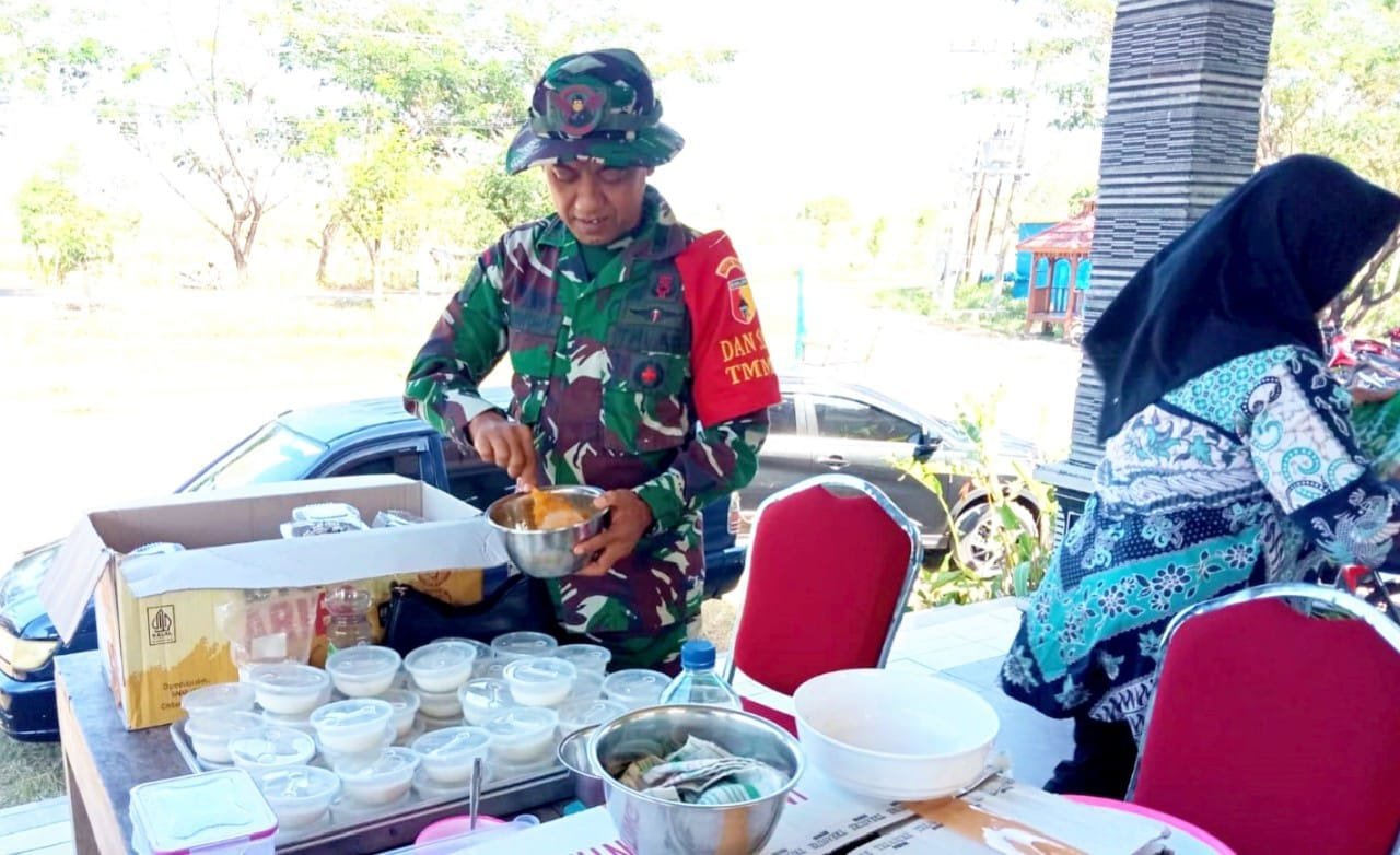 Lettu Purnomo Belajar Bikin Donat Bersama Warga, Suasana TMMD Bojonegoro Makin Akrab img 20260724 wa0018