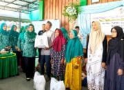 Ketua TP PKK Bojonegoro Serahkan Bantuan untuk Lansia dan Disabilitas di Kasiman