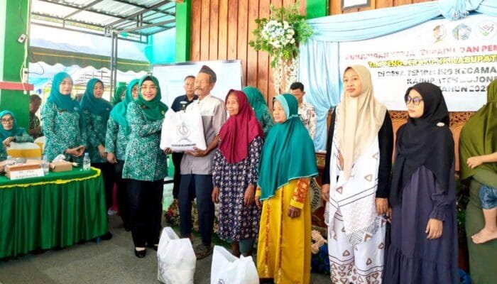 Ketua TP PKK Bojonegoro Serahkan Bantuan untuk Lansia dan Disabilitas di Kasiman