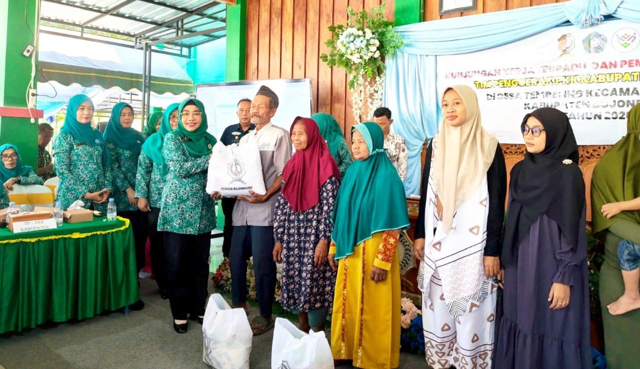 Ketua TP PKK Bojonegoro Serahkan Bantuan untuk Lansia dan Disabilitas di Kasiman img 20260724 wa0048