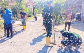 Terik Tak Menghalangi, Satgas TMMD 129 Bojonegoro Genjot Pembangunan Jalan Kesongo