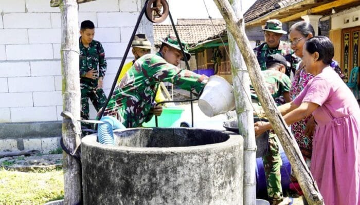 Kemarau Melanda, Satgas TMMD 129 Bojonegoro Gerak Cepat Bantu Warga Krebet