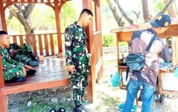 Satgas TMMD 129 Bojonegoro Borong Bakso Pak Sholeh, Pedagang Keliling Ketiban Rezeki