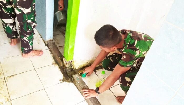 TMMD 129 Bojonegoro Pererat Kemanunggalan TNI dan Rakyat Lewat Kerja Bakti di Masjid